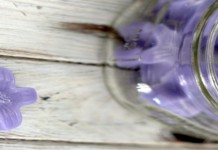 Doma narejen sladkorni piling v obliki rožic