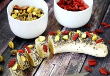 Bananin suši z maslom indijskih oreščkov