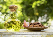 Z mandljevim oljem nad temne kolobarje